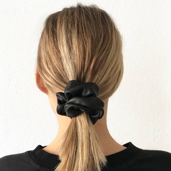 TREND ALERT Blk Faux Leather Scrunchy / Scrunchie - Picture 5 of 7